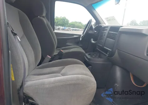 2004 Chevrolet Express G2500 из США, поврежденный, VIN 1GCGG25V041204257